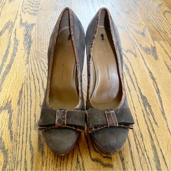 Schuler and Sons Philadelphia Anthropologie Brown Preppy Suede Heels Size 7 - Picture 1 of 7